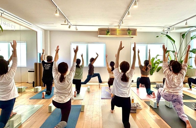 身体への負担を抑える常温のスタジオで深い呼吸を | 甲府のヨガなら自然豊かなYoga Studio Honey